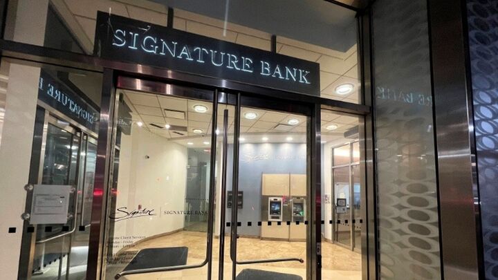 Οι εποπτικοί φορείς των ΗΠΑ κλείνουν τη Signature Bank