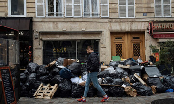Παρίσι: 4.000 τόνοι σκουπιδιών «πνίγουν» την Πόλη του Φωτός λόγω απεργίας των υπηρεσιών αποκομιδής