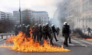 Επεισόδια με μολότοφ και χημικά στο κέντρο της Αθήνας στην πορεία διαμαρτυρίας για τα Τέμπη 