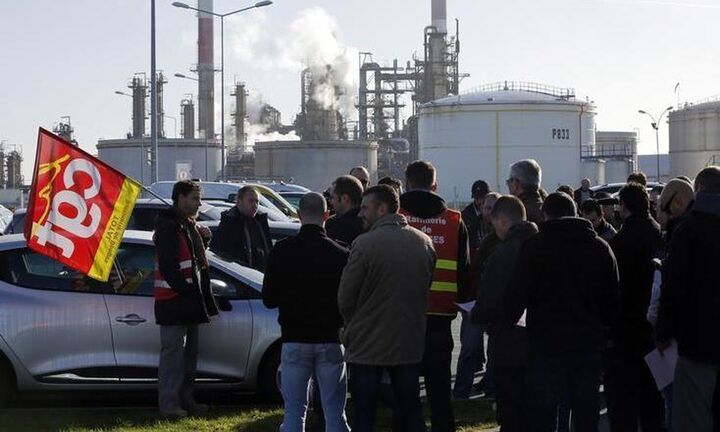  Γαλλία: Eπιτάξεις εργαζομένων στα διυλιστήρια - Συνεχίζονται οι απεργίες στον τομέα της ενέργειας