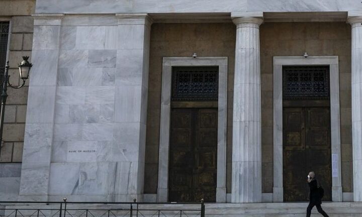 ΟΕΕ: Ανθεκτικές οι ελληνικές τράπεζες - Προειδοποίηση για κόκκινα δάνεια και αύξηση επιτοκίων