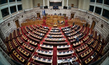 Βουλή: Υπερψηφίστηκε το νομοσχέδιο με τα μέτρα στήριξης για το δυστύχημα στα Τέμπη