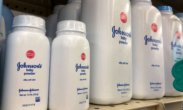 Johnson & Johnson: Αποζημίωση «μαμούθ» 8,9 δισ. ευρώ για το ταλκ με τις καρκινογόνες ουσίες