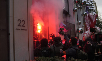 Γαλλία: Εισβολή διαδηλωτών στη Louis Vuitton - Να φορολογηθούν οι δισεκατομμυριούχοι»