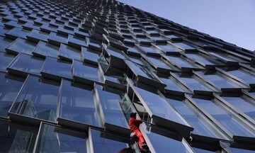  Ο «Γάλλος Σπάιντερμαν» σκαρφάλωσε σε ουρανοξύστη για να διαμαρτυρηθεί για τις συντάξεις