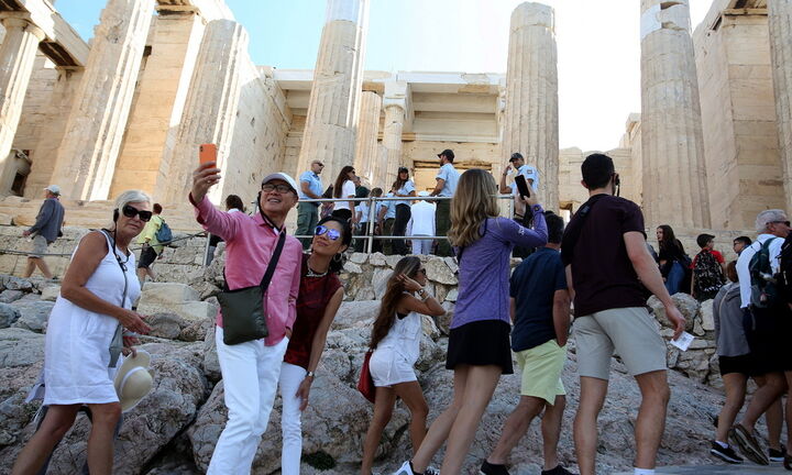 Αύξηση 76,4% στις τουριστικές εισπράξεις το πρώτο δίμηνο –  Ηρθαν πάνω από 1,2 εκατ. τουρίστες 