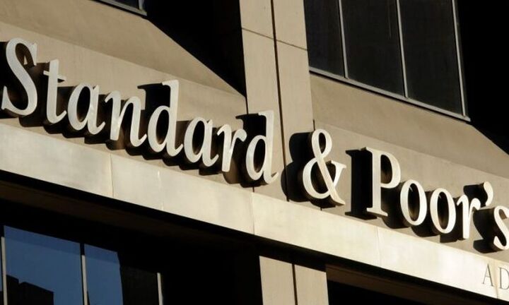 S&P: Αναβάθμισε σε θετικό το outlook της Ελλάδας - Δεν έδωσε επενδυτική βαθμίδα