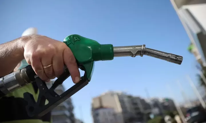 Tο νέο «πράσινο χαράτσι» που θα εκτοξεύσει την τιμή της αμόλυβδης και του πετρελαίου κίνησης 