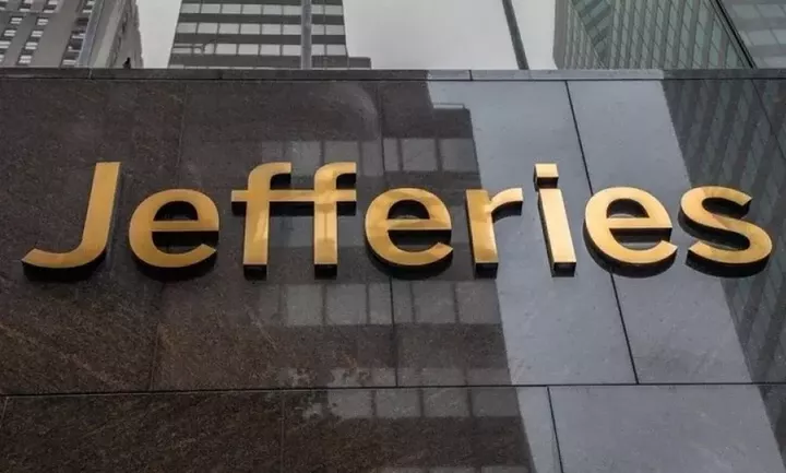 Jefferies: Τα μεγάλα "όπλα" των ελληνικών τραπεζών - Αναβαθμίζει τις τιμές στόχους