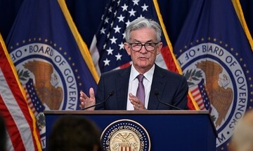 Πάουελ (Fed): Η μείωση των επιτοκίων «θα πρέπει να περιμένει»