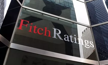 Fitch: Η Ελλάδα μπορεί να υπεραποδώσει δημοσιονομικά - Ποιούς κινδύνους εντοπίζει