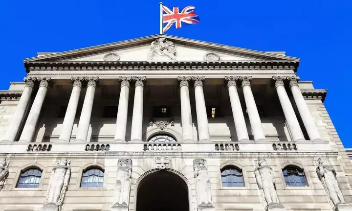 BoE: Η βρετανική οικονομία «αντέχει» τα υψηλά επιτόκια - Μήνυμα για προστασία των καταθέσεων