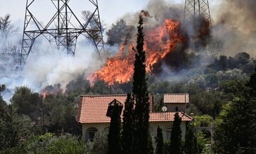 Εκτός ελέγχου η φωτιά στον Νέο Κουβαρά – Εκκενώνονται προληπτικά Λαγονήσι, Σαρωνίδα, Ανάβυσσος