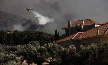 Καλύτερη η εικόνα από τις πυρκαγιές σε Κουβαρά, Κερατέα, Λουτράκι - Ενεργά μέτωπα στα Δερβενοχώρια