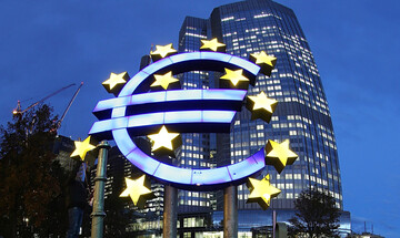 Νωρίτερα "βλέπουν" οι οικονομολόγοι τις μειώσεις επιτοκίων - Δεν "πείθει" το σχέδιο της ΕΚΤ