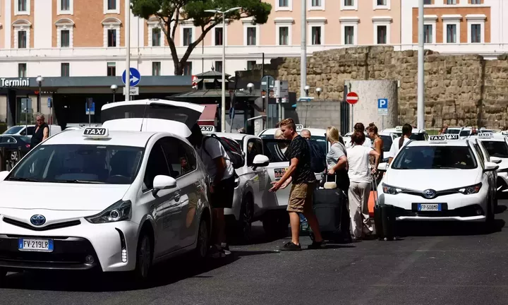  Ιταλία: Η κυβέρνηση σχεδιάζει μέτρα για να αντιμετωπίσει την έλλειψη ταξί