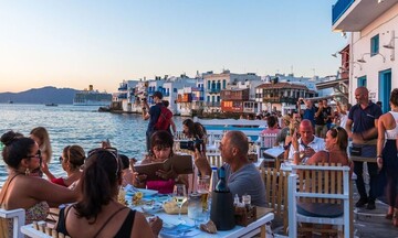 Προς νέο ρεκόρ οδεύει ο ελληνικός τουρισμός, παρά τις πιέσεις ανταγωνισμού και κλιματικής αλλαγής