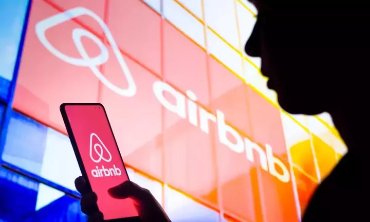Η Airbnb βλέπει αύξηση εσόδων καθώς ανακάμπτουν τα διεθνή ταξίδια