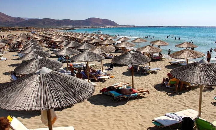 Έλεγχοι σε παραλίες: 22 συλλήψεις την Πέμπτη σε Μύκονο, Πάρο και Ρόδο για παράνομες ξαπλώστρες