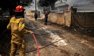 Πυρκαγιές: Καίγονται σπίτια σε οικισμούς του Μενιδίου – Στο στρατόπεδο Καποτά οι φλόγες