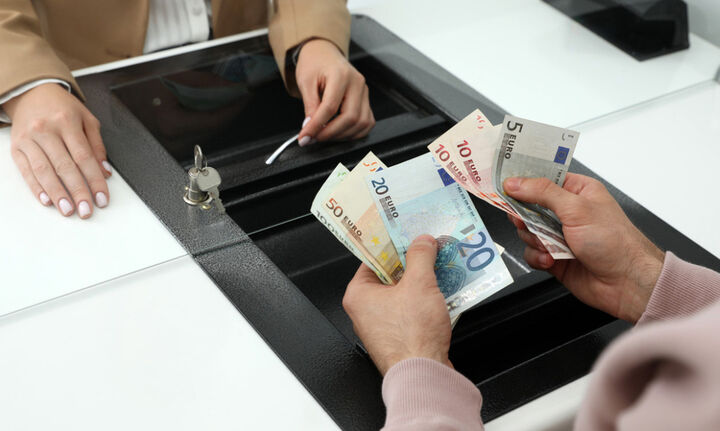 Μειώθηκαν οι καταθέσεις των ελληνικών τραπεζών τον Ιούλιο - "Πάτησαν φρένο" και τα δάνεια