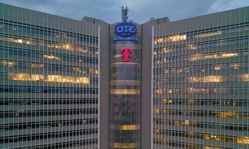 To σήμα «T» της Deutsche Telekom προστέθηκε στην πρόσοψη του Διοικητικού Μεγάρου του OTE
