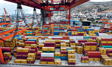 Μειώθηκε 21% το έλλειμμα του εμπορικού ισοζυγίου τον Ιούλιο - Μειωμένες εξαγωγές και εισαγωγές  