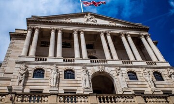 Πάτησε το "pause" η BoE: Διατήρησε σταθερά τα επιτόκια στο 5,25%