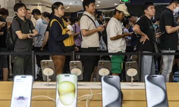 Apple:Ουρές στο κατάστημα της Σαγκάη για το iPhone 15