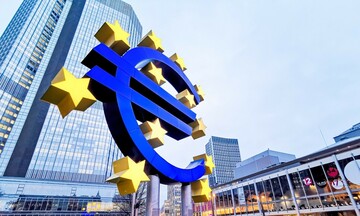 Bloomberg: Πληθαίνουν οι φωνές στην ΕΚΤ που μιλούν για νέες αυξήσεις επιτοκίων 