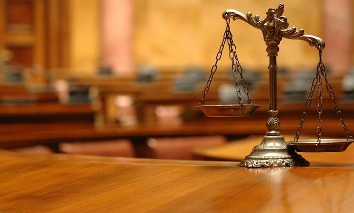 Επικοινωνιακό σόου προ των πυλών για τις συντάξεις των δικαστών και για τον ΦΠΑ στα εισιτήρια