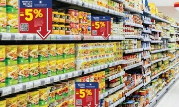 Στα ράφια των σούπερ μάρκετ η μάχη για τις μειώσεις τιμών στα προϊόντα