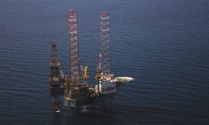 Διoρθώνει προς τα κάτω το πετρέλαιο – Παραμένει πάνω από τα 90 δολ. το Brent