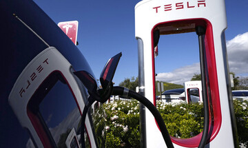Tesla: Παραγγελία 100 εκατ. δολ. από την BP για ταχυφορτιστές EV
