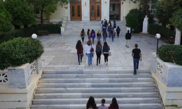Iδιωτικά πανεπιστήμια: Προχωράει άμεσα στη Βουλή η ρύθμιση – Πότε ξεκινά το «ψηφιακό φροντιστήριο»