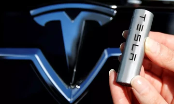 Αναταράξεις στην Tesla - Μειώθηκε η παραγωγή από τον προμηθευτή μπαταριών της Panasonic