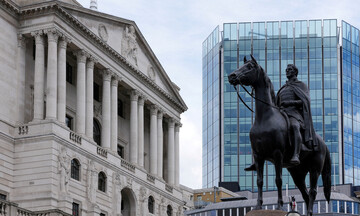 Αμετάβλητα στο 5,25% τα επιτόκια της Bank of England – Πρόωρη η συζήτηση για «χαλάρωση»