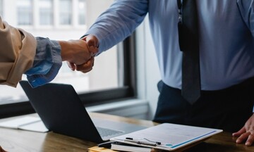 Επενδυτικοί τραπεζίτες: Ανάκαμψη στο dealmaking μόλις υποχωρήσει η αβεβαιότητα