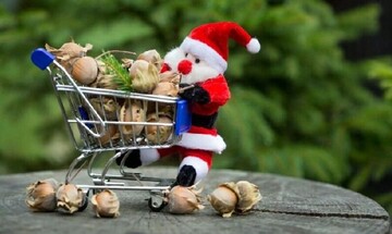 Σε εορταστικούς ρυθμούς η αγορά – Ξεκινούν καλάθια Χριστουγέννων και Αϊ Βασίλη