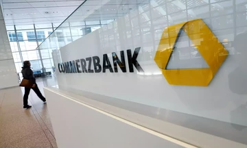 Commerzbank: Η μείωση επιτοκίων δεν θα έρθει σύντομα από την ΕΚΤ, θα προηγηθεί η Fed