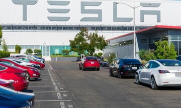 Tesla: Ανακαλεί πάνω από 2 εκατ. οχήματα για ελάττωμα στο σύστημα Autopilot