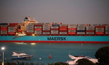 Η Maersk προγραμματίζει τον διάπλου δεκάδων πλοίων μέσω Σουέζ