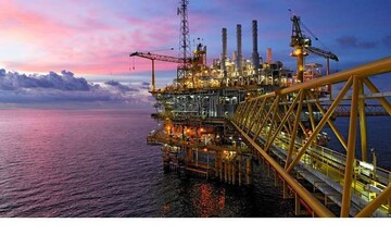 Πετρέλαιο: Επεσε κάτω από τα 78 δολ. ανά βαρέλι μετά τη μείωση των τιμών από το Ριάντ