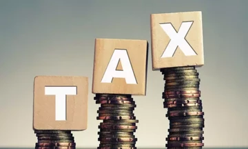 Συμπληρωματικός φόρος 15% στις πολυεθνικές και τους μεγάλους ομίλους – Πρόσθετα έσοδα 80 εκατ. ευρώ