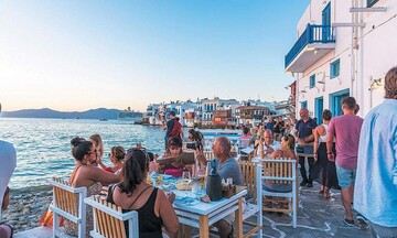 Πάση δυνάμει στην Ελλάδα το 2023 οι ξένοι επισκέπτες: Η τουριστική κίνηση σε αριθμούς