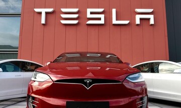 Tesla: Ρίχνει τις τιμές των αυτοκινήτων για να ανεβάσει τις πωλήσεις στην Ευρώπη