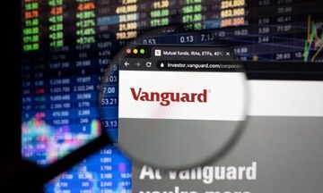 Αυξάνει τις θέσεις του στα ελληνικά ομόλογα ο επενδυτικός γίγαντας Vanguard