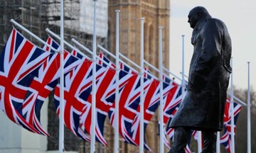 Βρετανία: Διολίσθησε στην ύφεση το 2023 - Τι θα κάνει η BoE με τα επιτόκια
