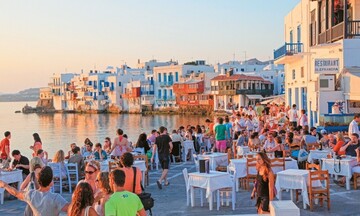 Alpha Bank: Οι θετικές προοπτικές του ελληνικού τουρισμού και οι προκλήσεις που αντιμετωπίζει 