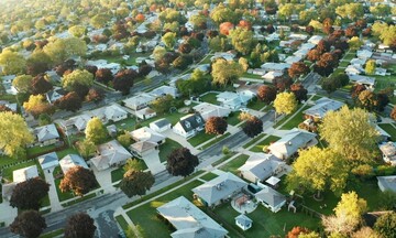 ΗΠΑ: Με τον ταχύτερο ρυθμό από το 2022 αυξήθηκαν οι τιμές των κατοικιών 